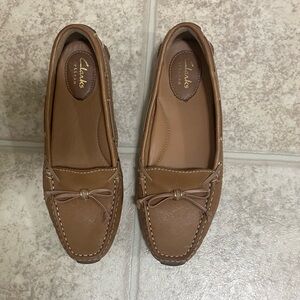 Clarks Artisan Women Tan bow front Loafers Moccasin. Size 6M. Pre-owned.